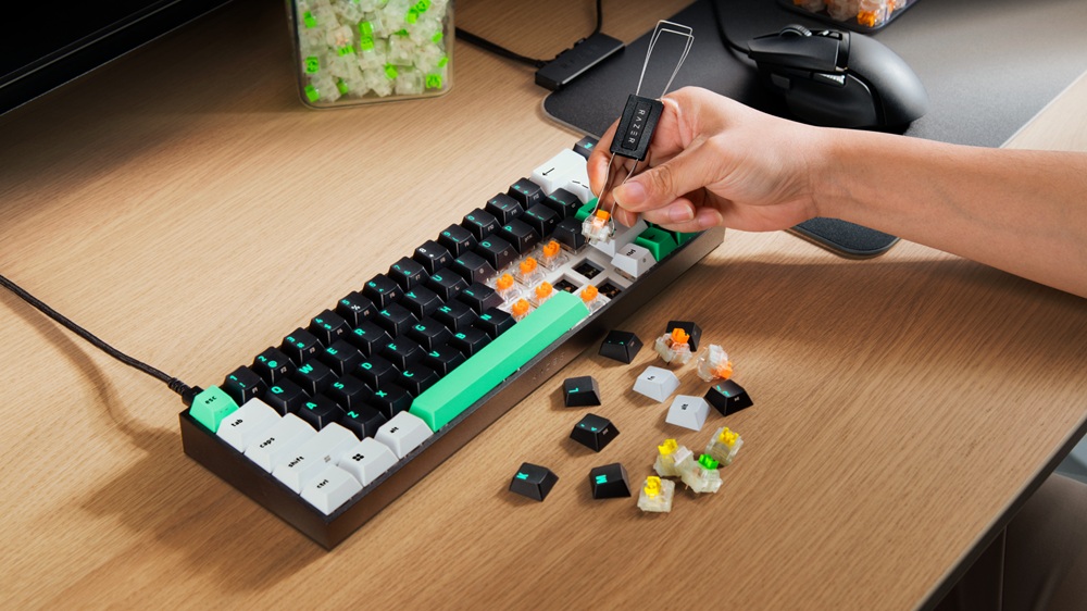 Reclusa Mini 65% com switches sendo trocados