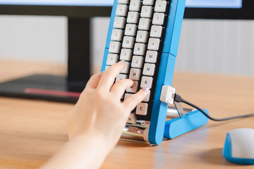 Teclado estilo esteira do Google Japão com teclas móveis em destaque Teclado de esteira em uso