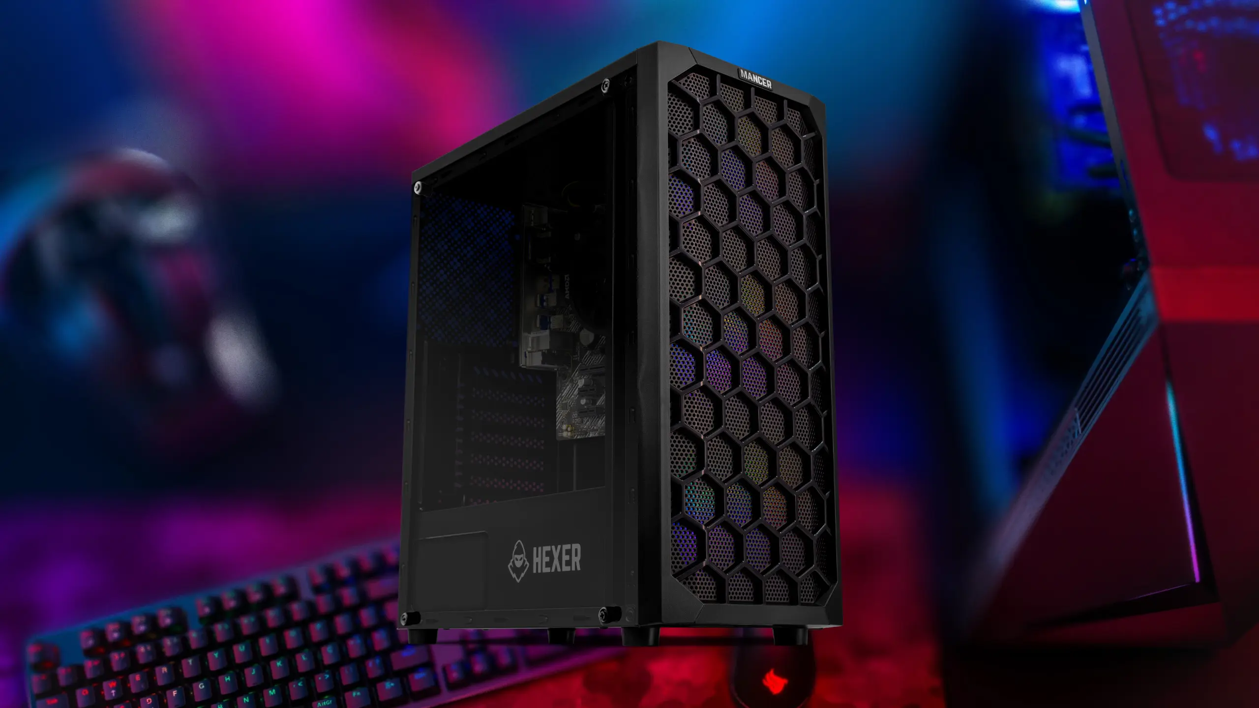 Gabinete de PC gamer Mancer com lateral de vidro, teclado RGB e mouse em setup para jogos.