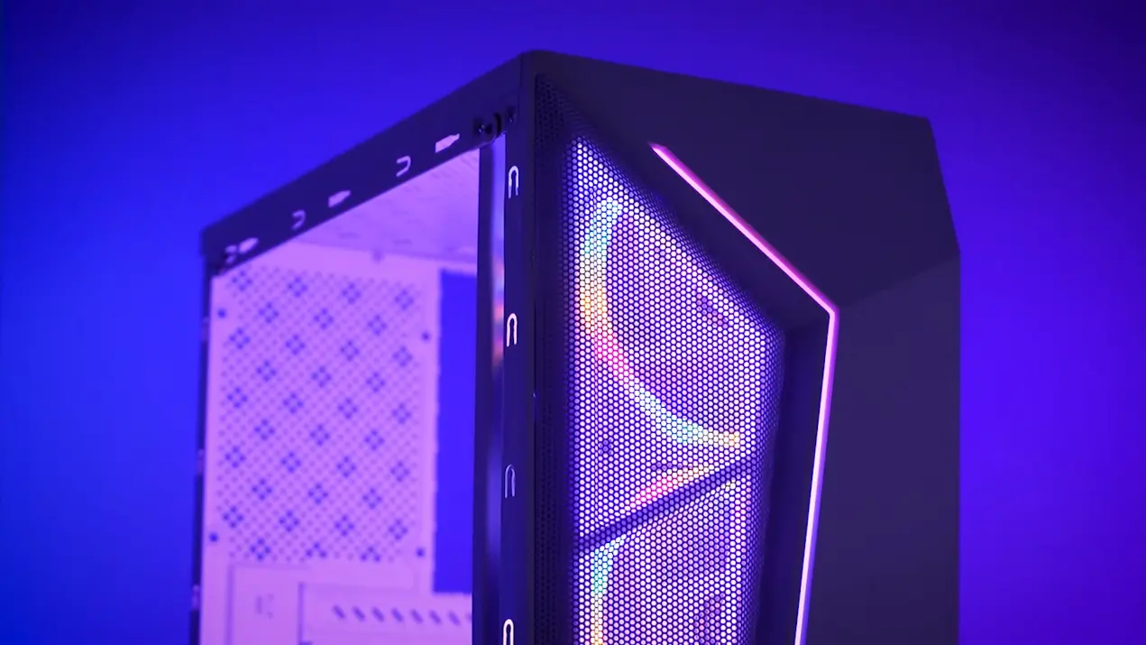 Gabinete de PC gamer com ventoinhas RGB iluminadas em roxo e azul em ambiente escuro.