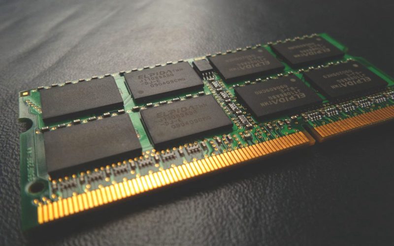 Gambiarra transforma memória DDR5 de notebook em desktop de até 7.800 MT/s